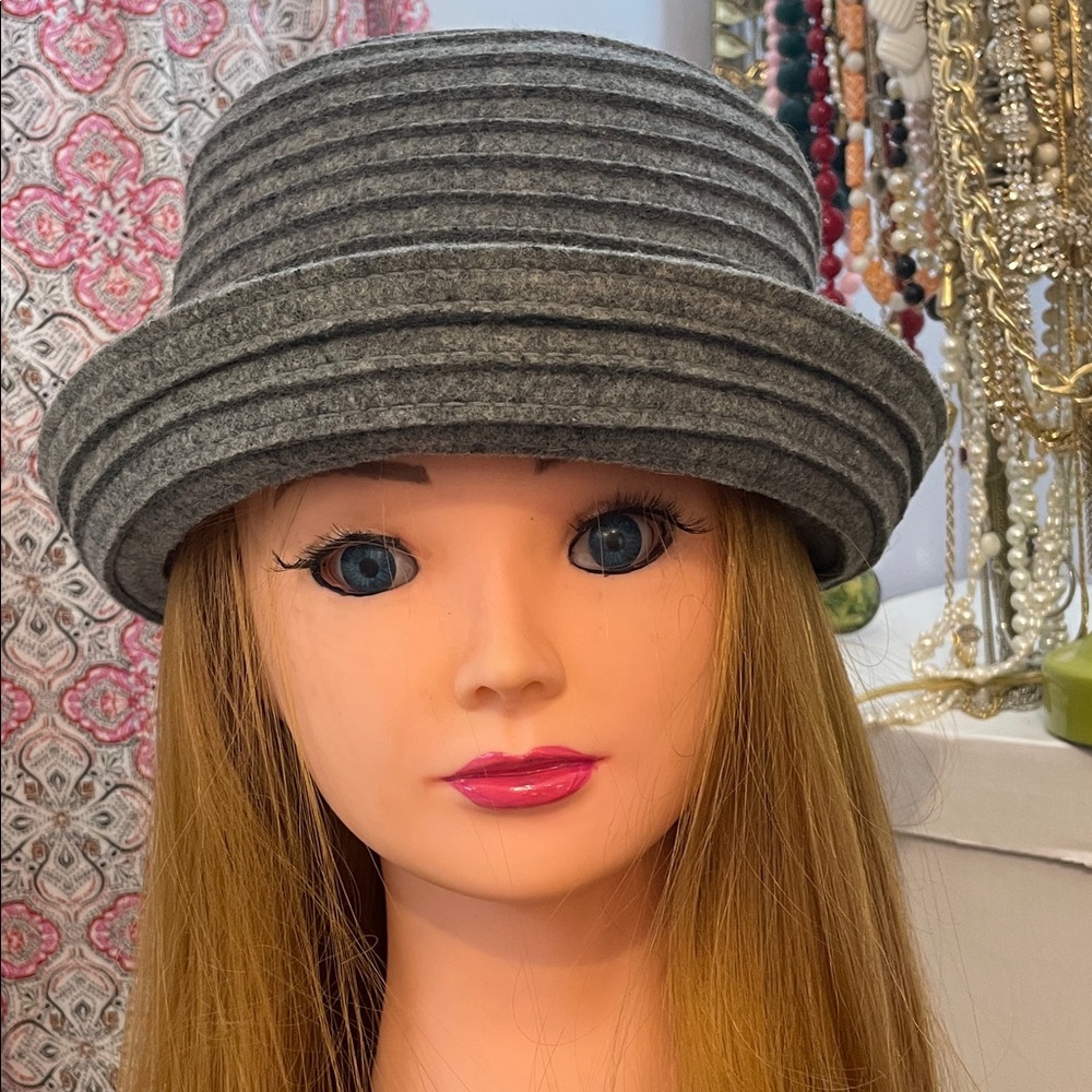 Liz Claiborne Gray Layered Felt Bucket Hat size M/L